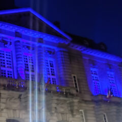 Hôtel de ville illuminé en bleu