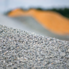 Travaux de gravillonnage au départ du Lycée des Andaines