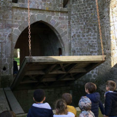 Les maternelles visitent un château fort