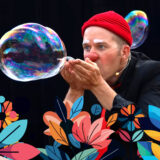 Samedi 4 juillet – Dans mon jardin, il y a… un clown sculpteur de bulles !