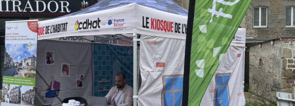 Kiosque de l&rsquo;Habitat du CDHAT marché de La Ferté-Macé