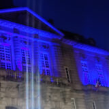 Hôtel de ville illuminé en bleu
